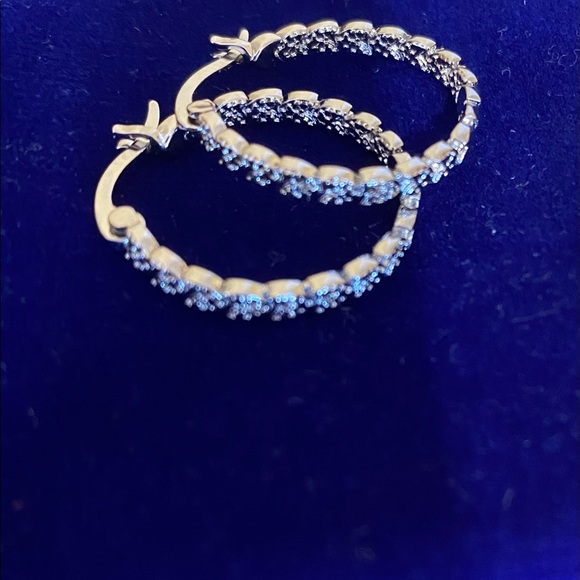 2️⃣2️⃣5️⃣NWOT Classic Diamond Hoop Earrings, 1 Inch - Picture 3 of 7